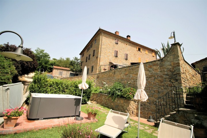Portion of farmhouse for sale – Tuscany, Vinci, Vitolini
